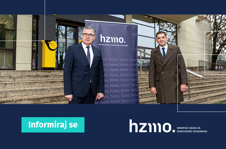 Ilustracija prikazuje ravnatelja Hrvatskog zavoda za mirovinsko osiguranje Ivana Serdara i Matu Mišetića, člana Uprave Hrvatske pošte, ispred poslovnice Hrvatske pošte u ulici Kneza Branimira u Zagrebu. Logo HZMO-a i natpis